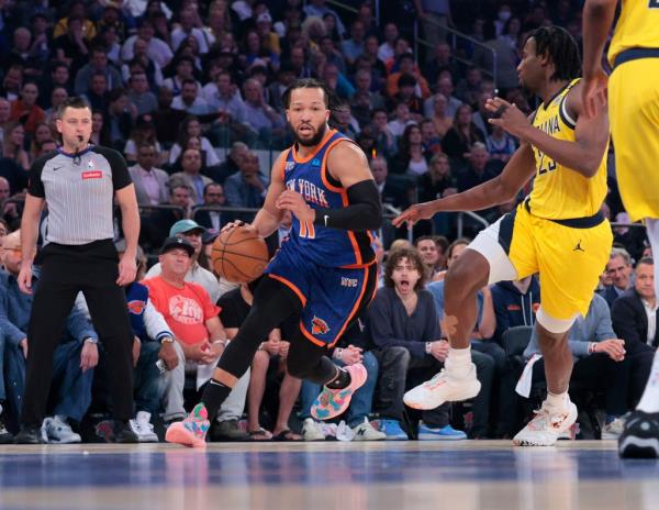 Knicks guard Jalen Brunson #11 drives down court during the first quarter.