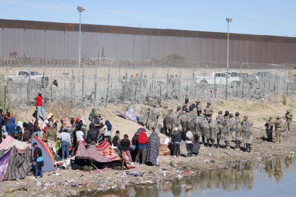Texas authorities try to push a large group of migrants back to prevent them from entering El Paso