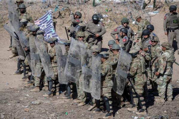Texas Natio<em></em>nal Guard and state troopers stand guard at the border