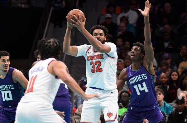  Knicks center Karl-Anthony Towns (32) looks to pass to guard Jalen Brunson (11) during the second half against the Charlotte Hornets/