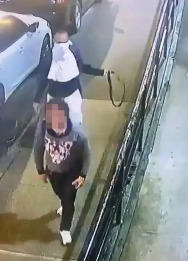 Police said Parks dragged the woman between two cars and sexually assaulted her while she was unconscious.</p>

<p>　　