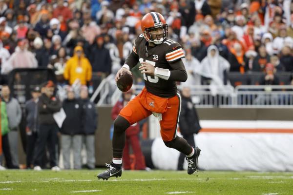 Browns quarterback Joe Flacco looks to throw the ball against the Bears on Dec. 17, 2023.