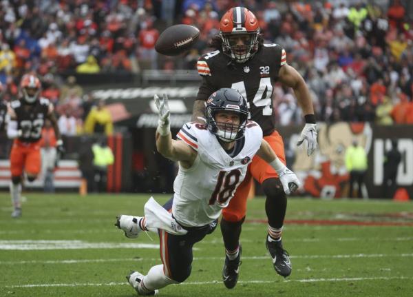 Bears tight end Robert To<em></em>nyan can’t make the reception ahead of Browns linebacker Sione Takitaki in the first quarter on Dec. 17, 2023, at Cleveland Browns Stadium. 