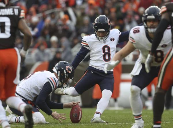 Bears kicker Cairo Santos co<em></em>nnects on a field goal in the third quarter on Dec. 17, 2023, at Cleveland Browns Stadium. 