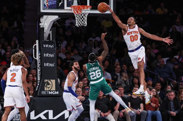 New York Knicks forward Jacob Toppin (00)