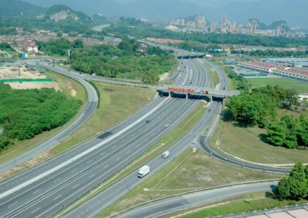 1 dead, 4 injured: Bus travelling from Singapore to KL crashes, bursts into flames