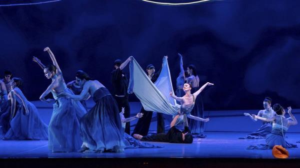 Victoria Jaiani and ensemble in 