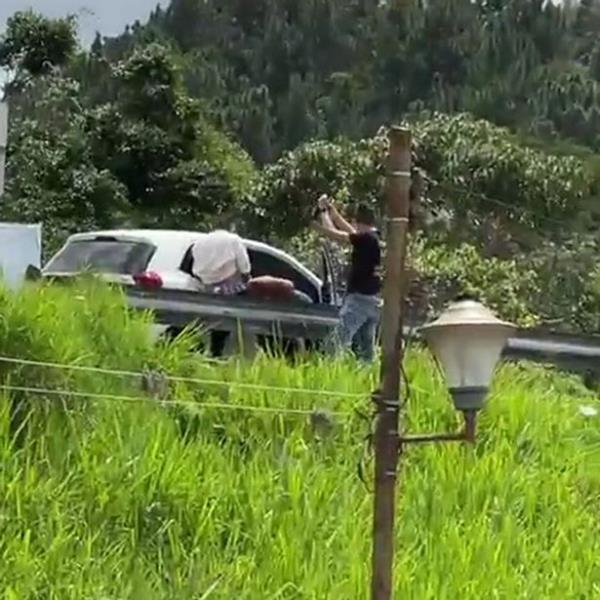 couple caught bo<em></em>nking near airport