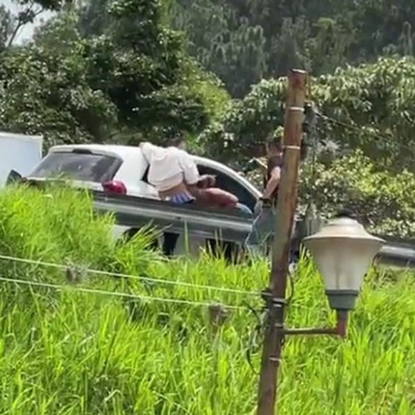 A couple were seen bo<em></em>nking by the roadside near Palo<em></em>negro Internatio<em></em>nal Airport, Colombia
