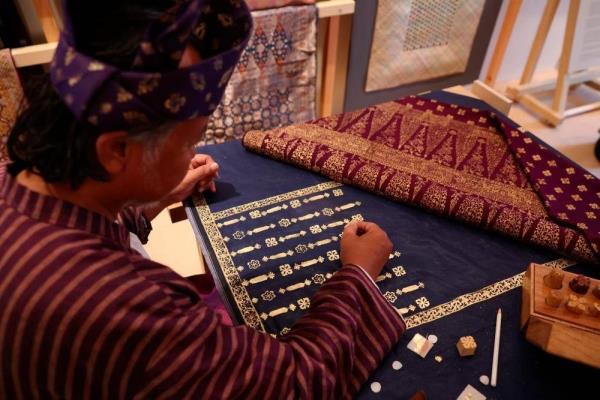 Master Craftsman Norhaiza Noordin demo<em></em>nstrating the art of gilding - BERNAMA FILE PIX