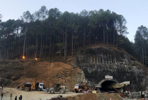 Rescuers use a digger to make a path at the top of the mountain as part of an alternate plan to reach the workers trapped in a tunnel after a portion of it collapsed, in Uttarkashi in the northern state of Uttarakhand, India, November 18, 2023. REUTERS/Saurabh Sharma NO RESALES. NO ARCHIVES