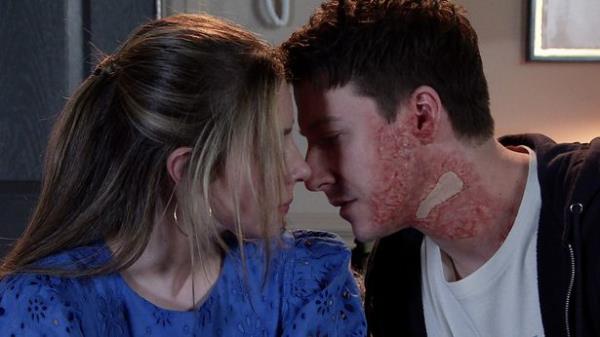 Ryan Co<em></em>nnor kisses Daisy at the hospital, in Coro<em></em>nation Street