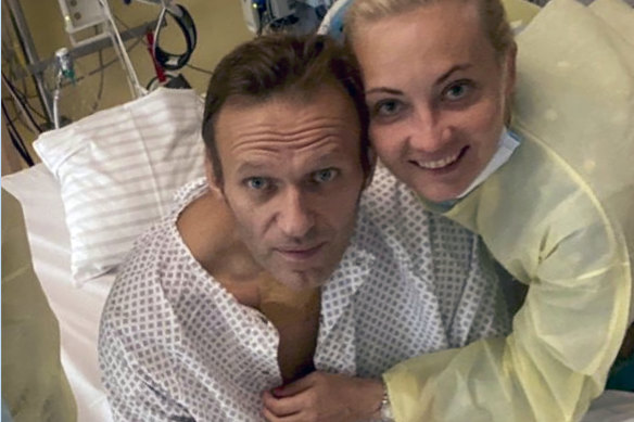 Alexei Navalny, with his wife Yulia, recovering from poiso<em></em>ning in Berlin’s Charite hospital in 2020.